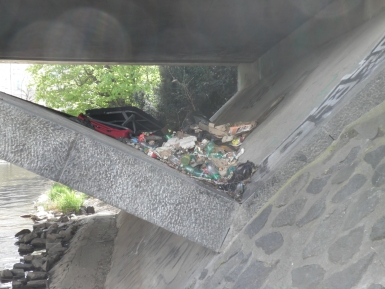 53,80 PB - sdlo bezdomovc z mostu na Slovansk ostrov